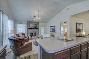 Interior - 3 Bed 2 Bath 2 Living Cozy & Inviting South Tulsa Home (Tulsa)