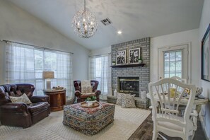 Living area - 3 Bed 2 Bath 2 Living Cozy & Inviting South Tulsa Home (Tulsa)