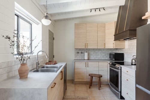 The Contemporary - A stylish modern hideaway close to UA & downtown