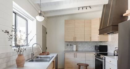 The Contemporary - A stylish modern hideaway close to UA & downtown