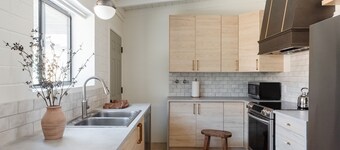 The Contemporary - A stylish modern hideaway close to UA & downtown