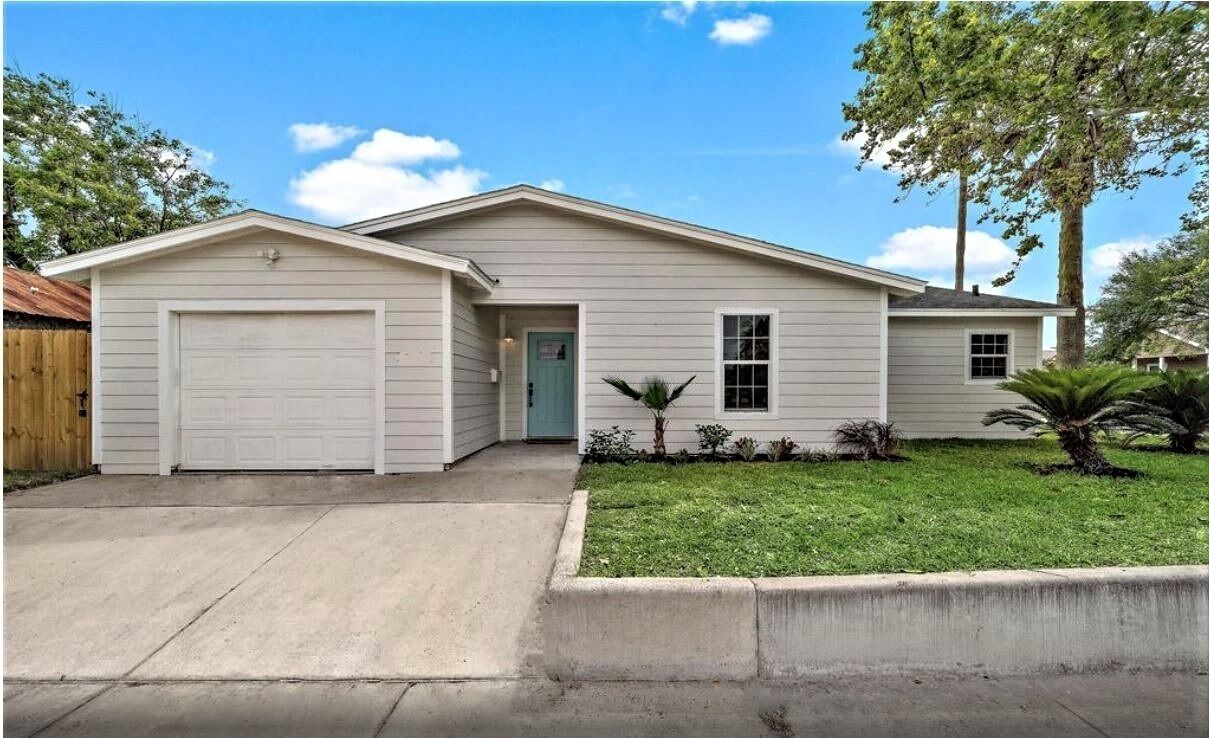Sleek Island Getaway - 4 blocks from the beach!