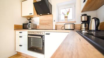 Een koelkast, een magnetron, een oven, een kookplaat