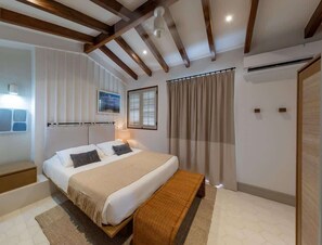 3 habitaciones, tabla de planchar con plancha y cuna de viaje 