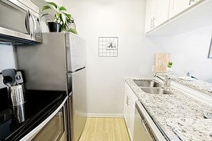 Fridge, microwave, oven, stovetop - Global Cup Dwell By Design + Arboretum Tickets Included (Dallas)