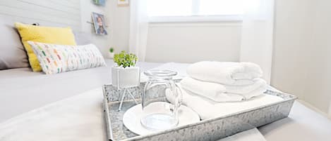 1 habitación, escritorio, tabla de planchar con plancha y cuna de viaje