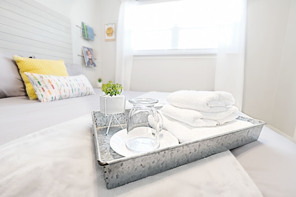 1 bedroom, desk, iron/ironing board, travel cot - Global Cup Dwell By Design + Arboretum Tickets Included (Dallas)