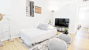 1 soveværelse, skrivebord, strygejern/strygebræt, weekendseng