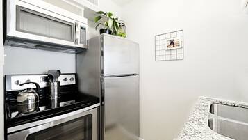 Køleskab, mikrobølgeovn, ovn, kogeplade