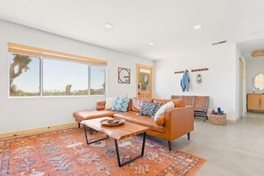 Smart TV, libri, biblioteca musicale, impianto stereo