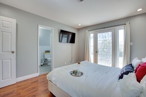 2 habitaciones, escritorio y tabla de planchar con plancha 