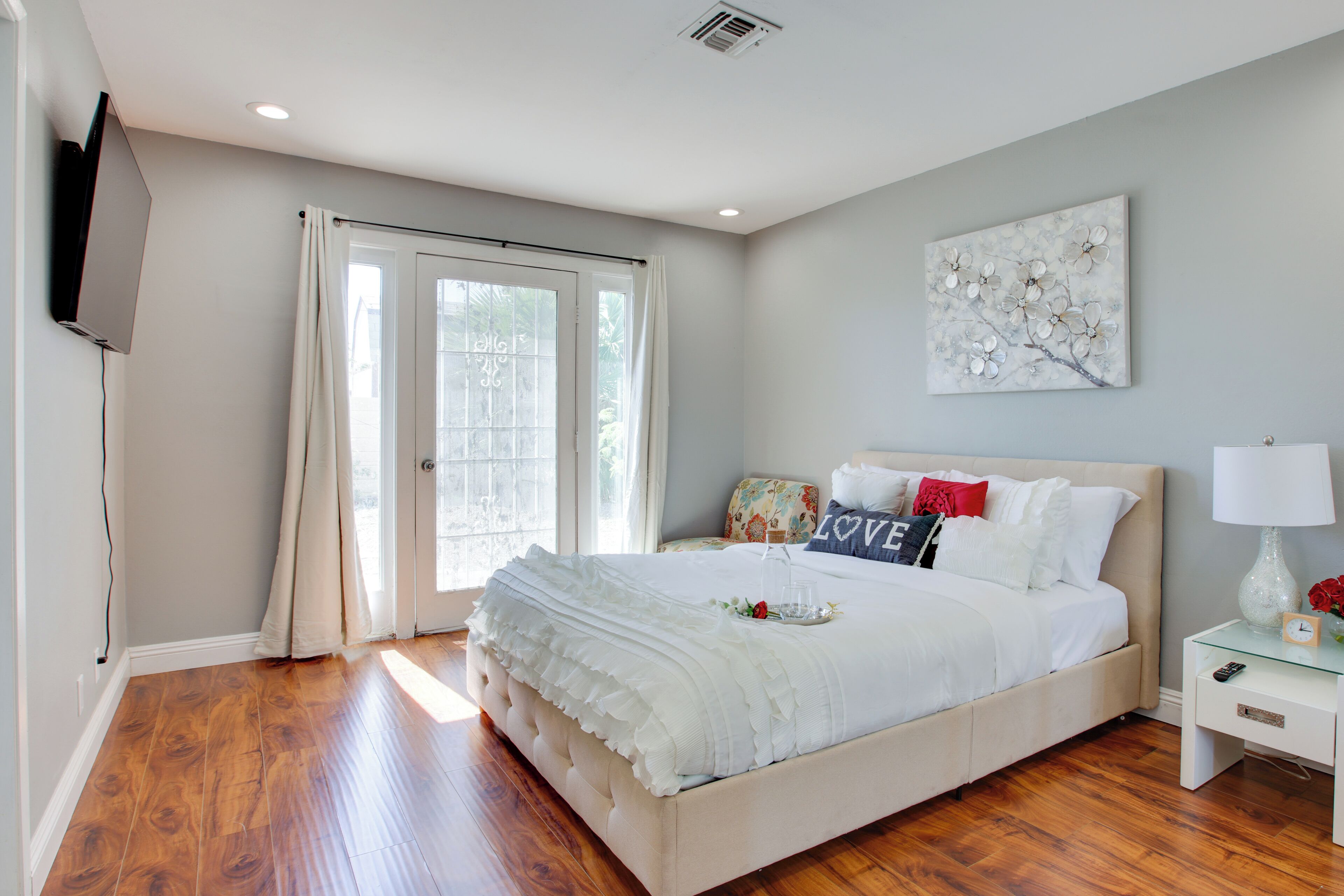 2 habitaciones, escritorio y tabla de planchar con plancha 