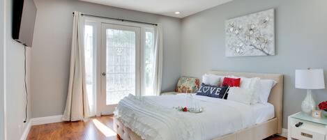 2 bedrooms, desk, iron/ironing board, travel crib