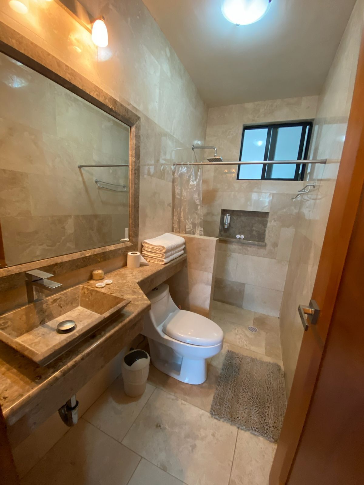 Departamento | Baño | Regadera y toallas 