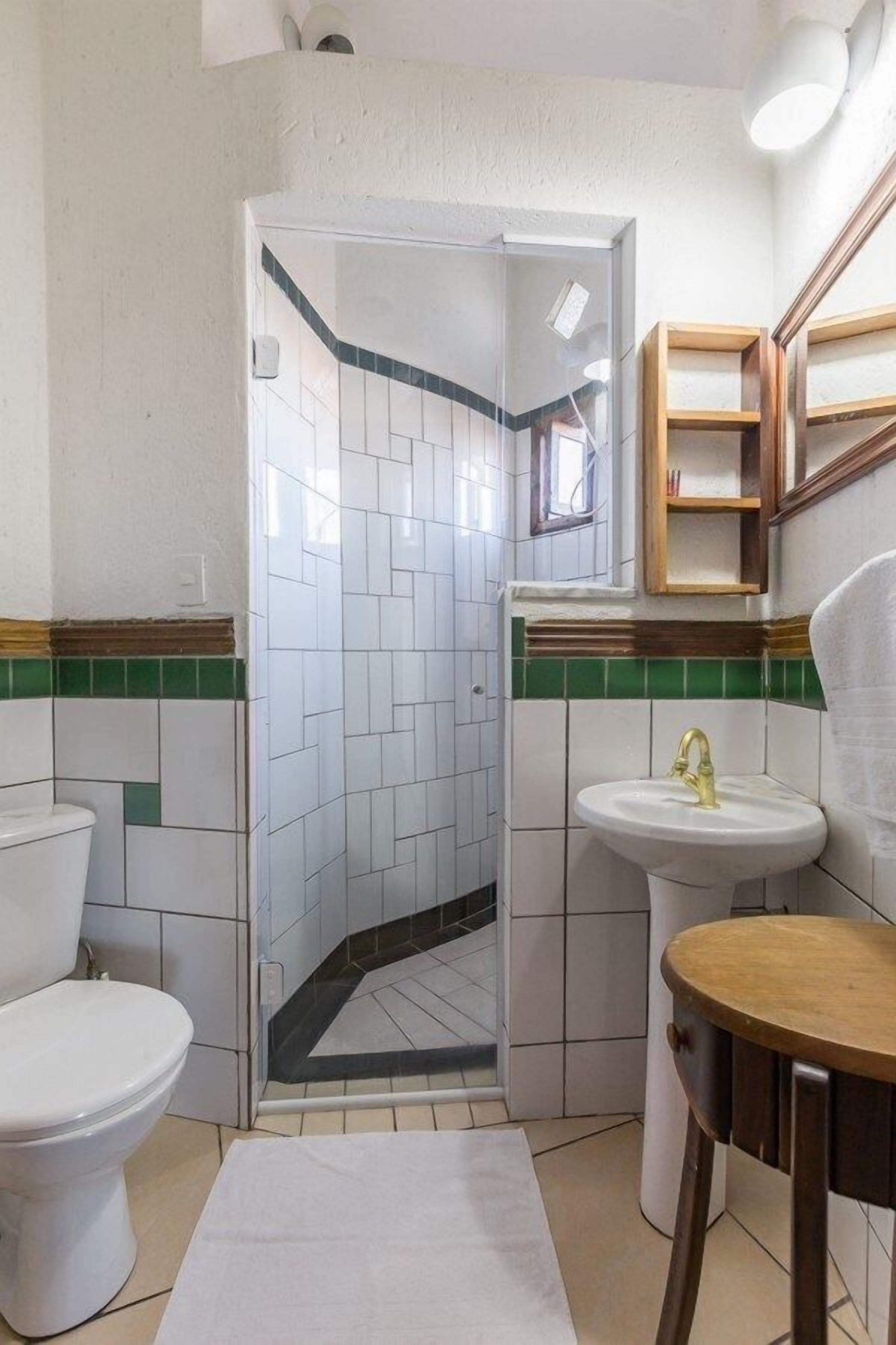 Suíte Vermelha com Ar-condicionado | ห้องน้ำ | ฝักบัว, ผ้าเช็ดตัว