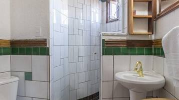 Suíte Vermelha com Ar-condicionado | Badezimmer | Dusche, Handtücher