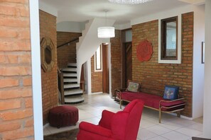 30-inch flat-screen TV with cable channels, TV - Pousart Floripa (Florianópolis)