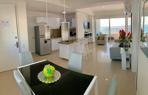 Refrigerador, microondas, lavavajillas, utensilios de cocina