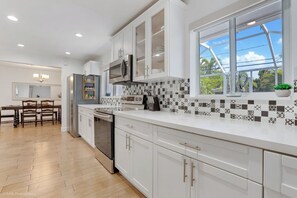 冰箱、微波炉、烤箱、炉灶