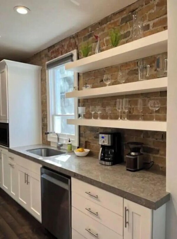 冷蔵庫、電子レンジ、オーブン、コンロ