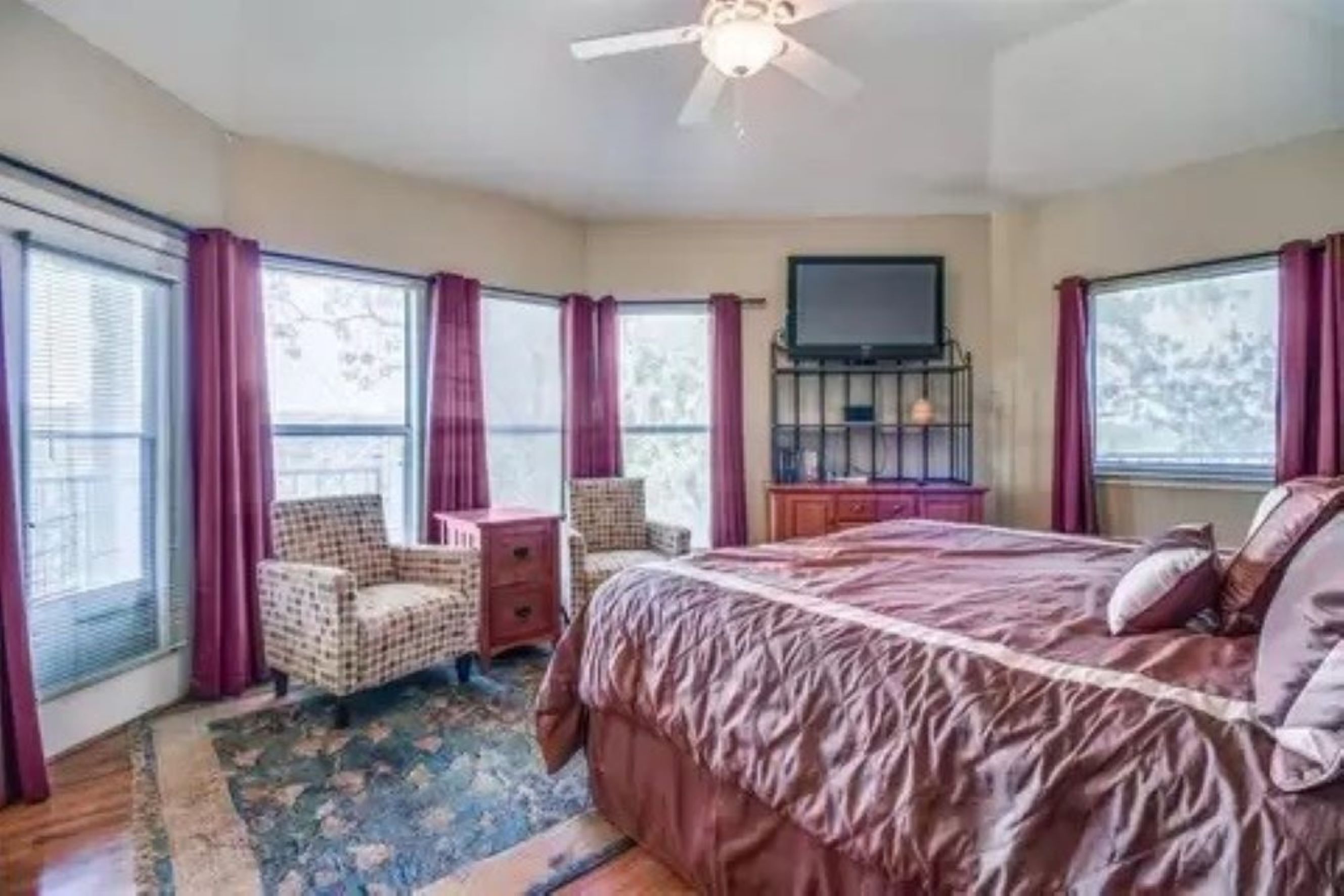 2 habitaciones, escritorio, tabla de planchar con plancha y wifi gratis 