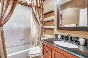 Ensemble douche/baignoire, serviettes fournies, savon, papier toilette