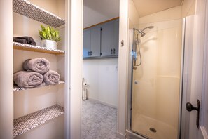 Ensemble douche/baignoire, sèche-cheveux, serviettes fournies, savon