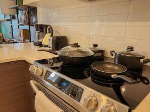 Fridge, oven, stovetop, dishwasher