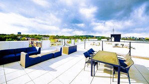 Outdoor dining - Bright! King bed *private office*terrace*gym* (Montréal)
