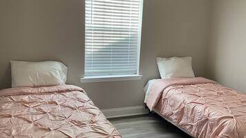 3 bedrooms, in-room safe, desk, free WiFi