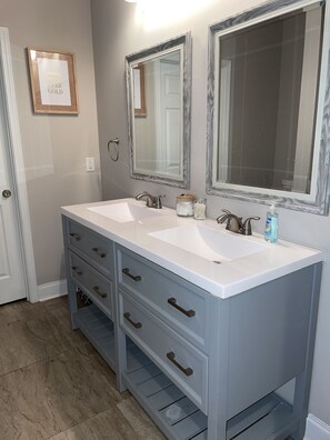 Combined shower/bathtub, hair dryer, towels, toilet paper - Modern Home near Southern University and BTR airport! (Baker)
