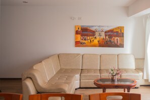 Smart TV, videojuegos, libros y monitor de computadora 