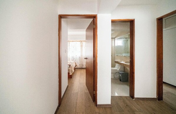 3 habitaciones, caja de seguridad en la habitación y escritorio