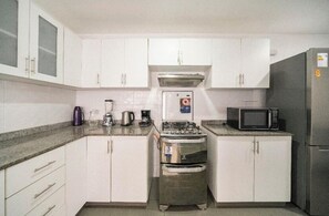 Refrigerador, microondas, horno y parrilla de estufa 