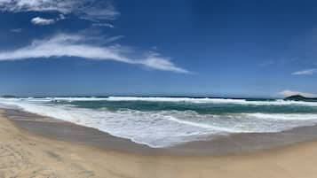 Perto da praia, areia branca 