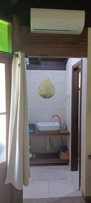 Suíte | Banheiro | Chuveiro, secador de cabelo, toalhas de banho