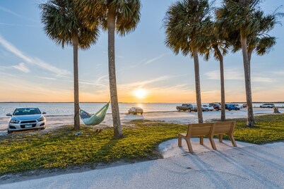 Lovely 4/2 Palm Harbor Home Sleeps 8!, close to Clearwater Beach!