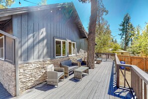 Terrace/patio - Dog-friendly, renovated home with fireplace & amazing deck (Idyllwild)