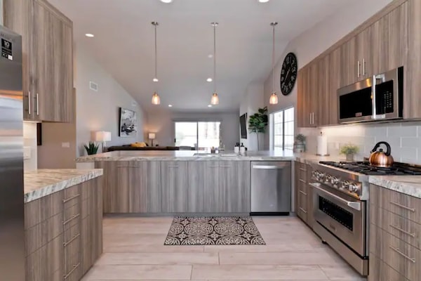 Frigorífic, microones, forn i placa de cuina