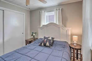 2 bedrooms, desk, WiFi, bed sheets