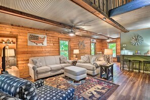 TV, fireplace - Secluded Table Rock Lake/Branson Cabin w/ Hot Tub! (Kimberling City)
