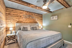 2 bedrooms, desk, iron/ironing board, Internet - Secluded Table Rock Lake/Branson Cabin w/ Hot Tub! (Kimberling City)