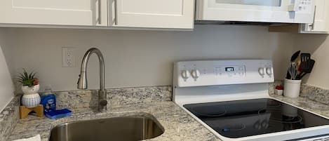 Réfrigérateur, four à micro-ondes, un four, surface de cuisson