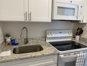 Fridge, microwave, oven, stovetop - Upscale 1 bedroom Apartment in Gadsden, AL (Gadsden)