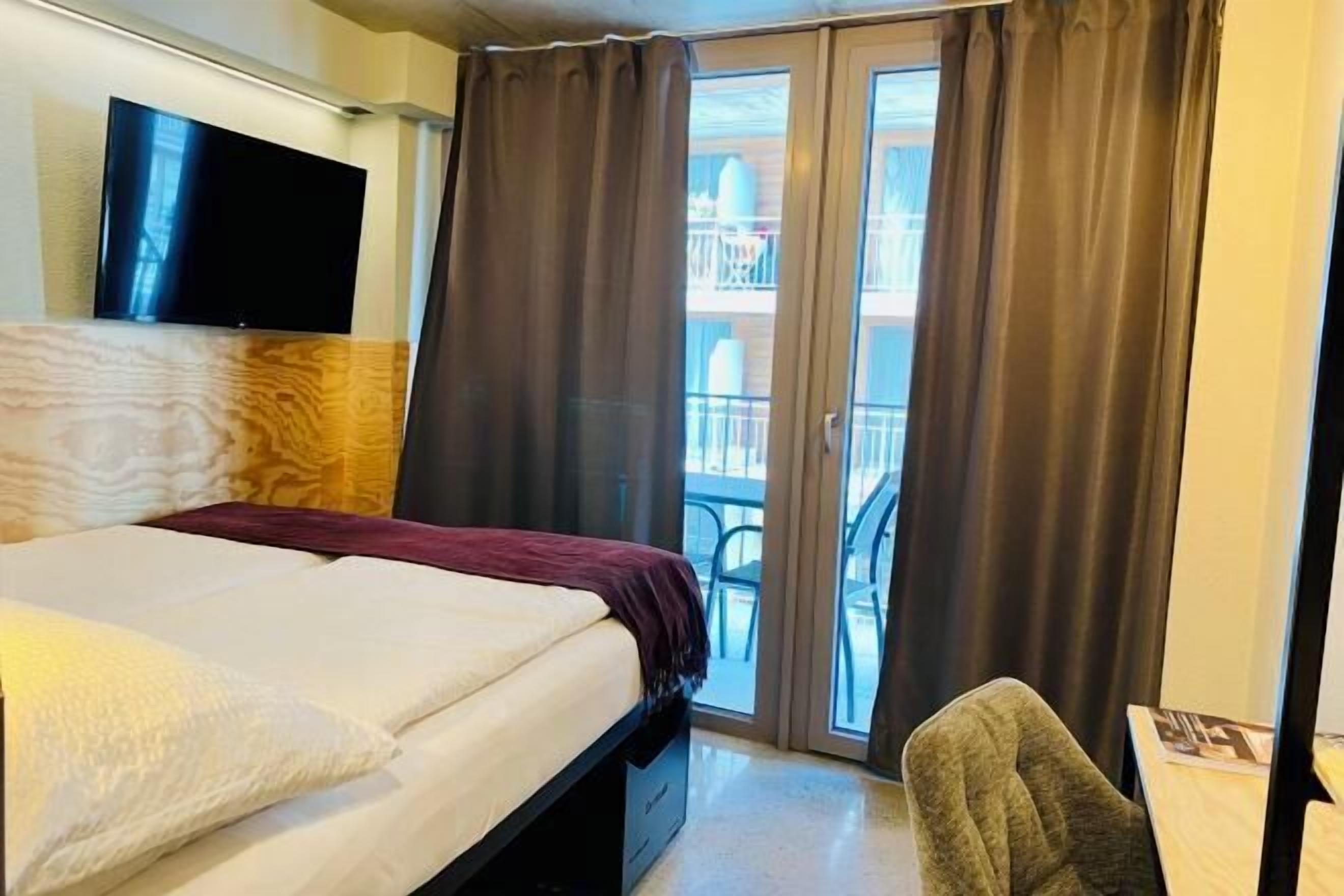 Soundproofing, free WiFi, bed sheets