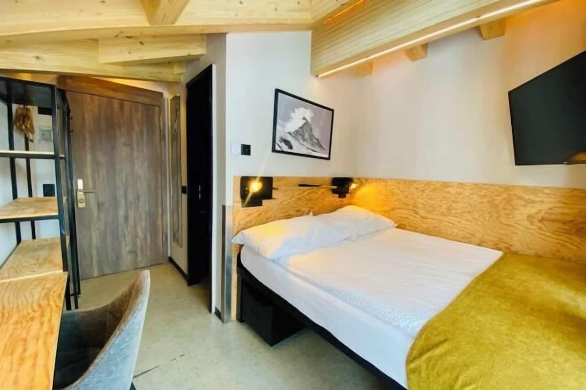 Soundproofing, WiFi (free), bed sheets