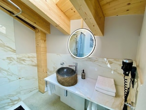 Habitación doble, balcón, vista a la montaña | Baño | Regadera, amenidades de baño gratuitas, secadora de cabello