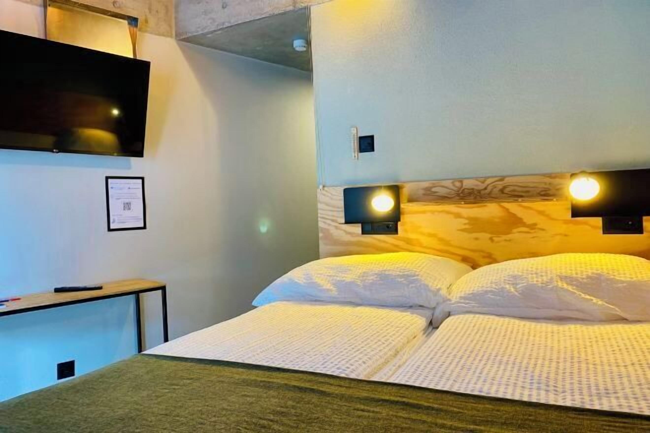 Soundproofing, free WiFi, bed sheets