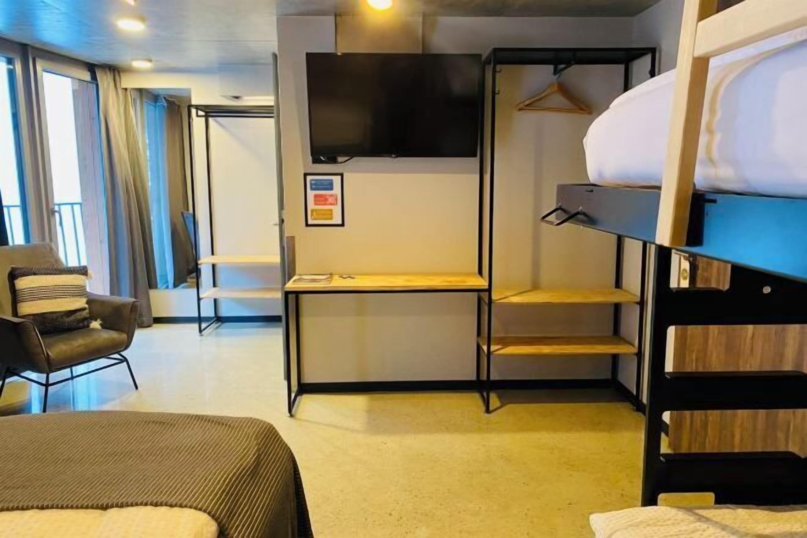 Soundproofing, free WiFi, bed sheets