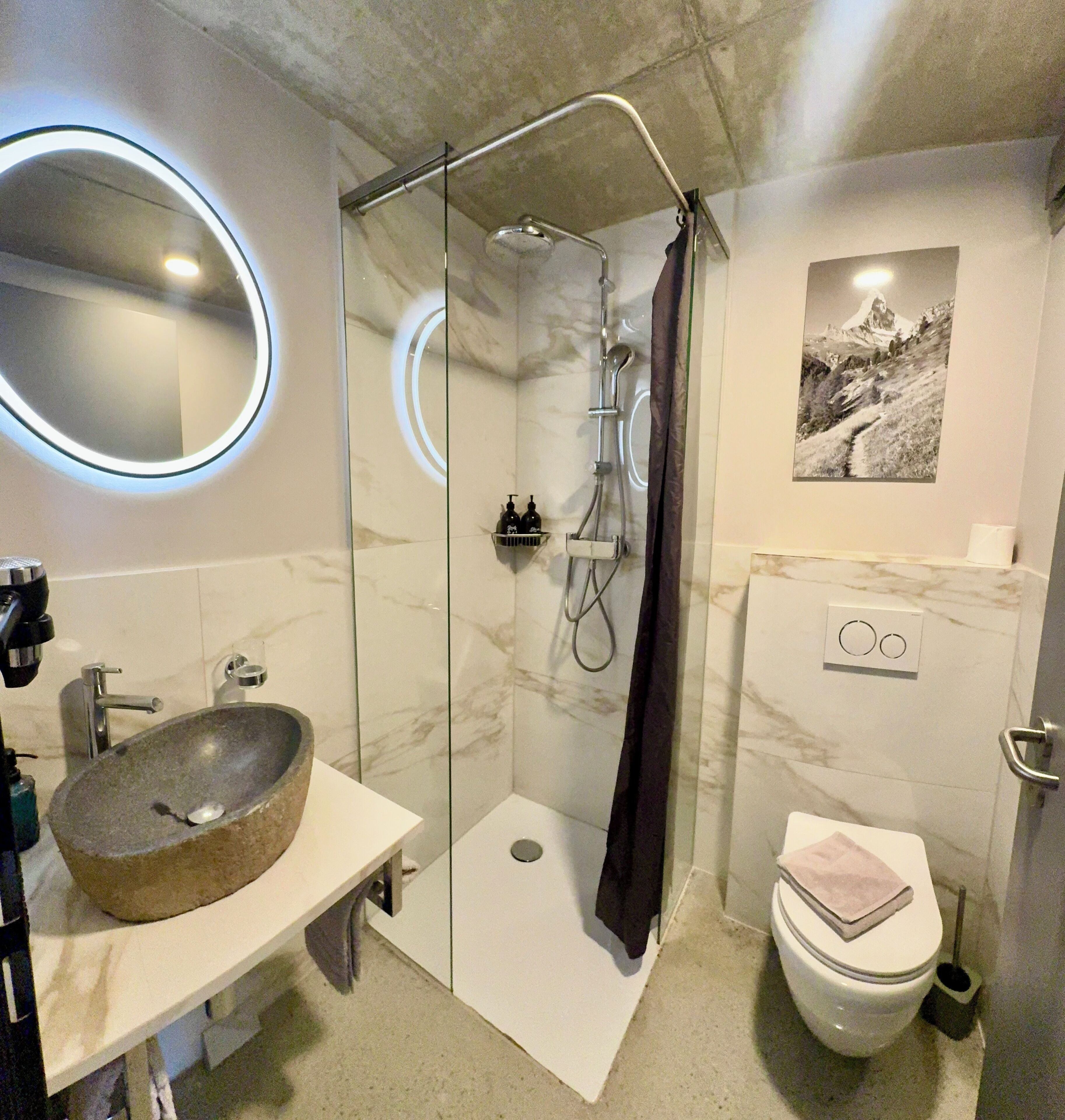 Shower, free toiletries, hair dryer